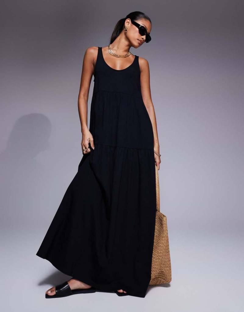 ASOS DESIGN - Trapezförmiges, gestuftes Maxikleid in Schwarz mit U-Ausschnitt von ASOS DESIGN