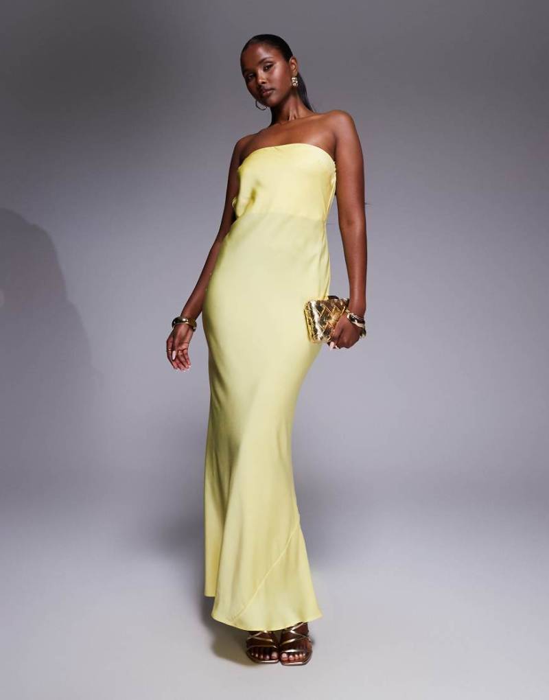 ASOS DESIGN - Trapezförmiges, trägerloses Maxikleid aus Satin in sanftem Gelb mit Schleifendetail am Rücken-Rot von ASOS DESIGN