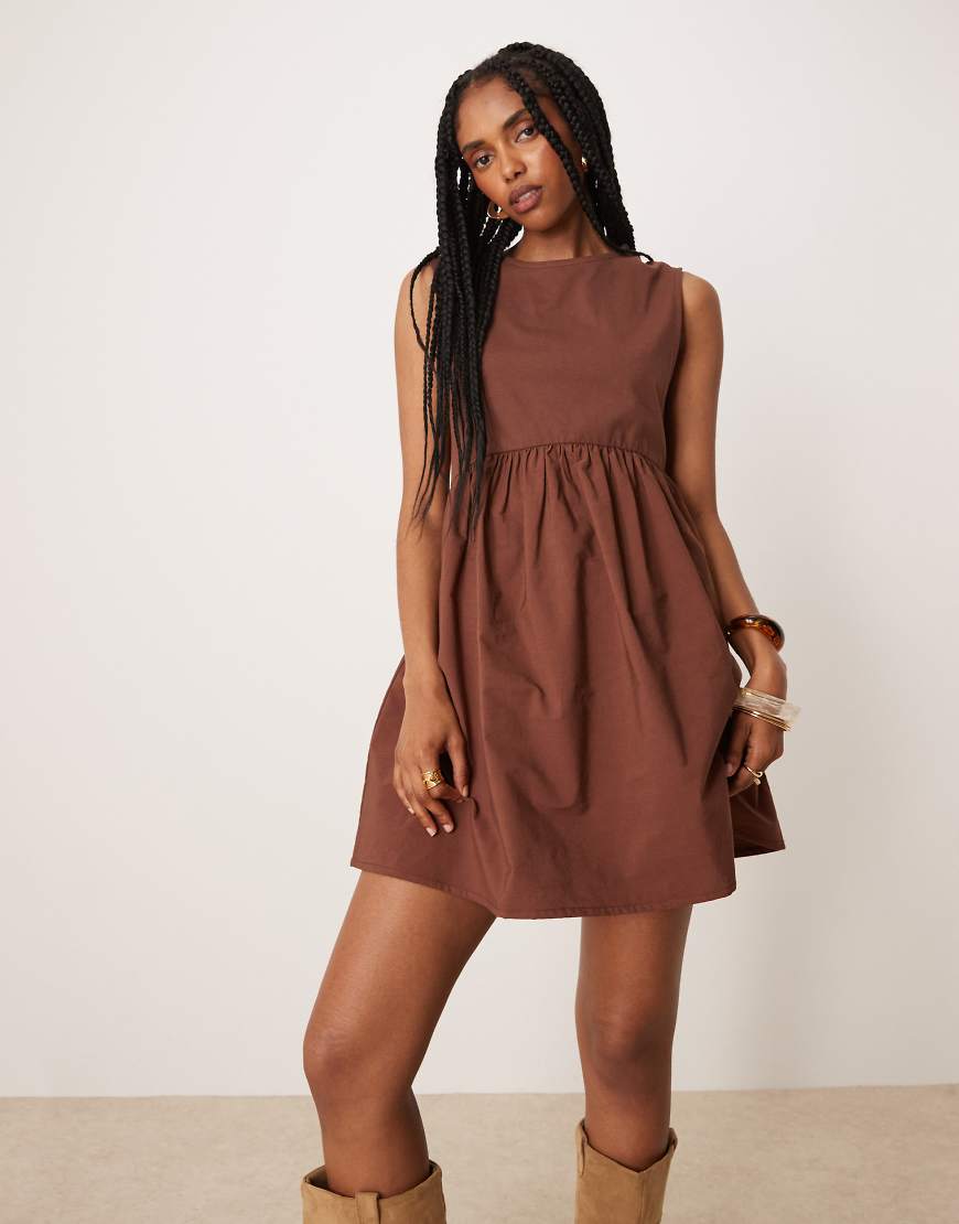 ASOS DESIGN - Trapezförmiges Babydoll-Kleid in Braun aus Stoffmix mit Popeline von ASOS DESIGN