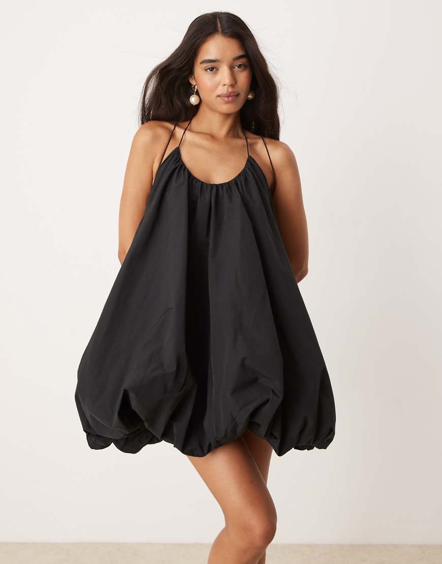 ASOS DESIGN - Trapezförmiges Mini-Trägerkleid in Schwarz mit Ballonrock ASOS DESIGN - Trapezförmiges Mini-Trägerkleid in Schwarz mit Ballonrock von ASOS DESIGN