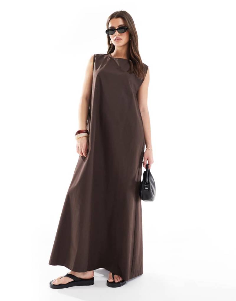 ASOS DESIGN - Trapezförmiges Popeline-Maxikleid in Schokobraun mit gefalteter Rückseite von ASOS DESIGN