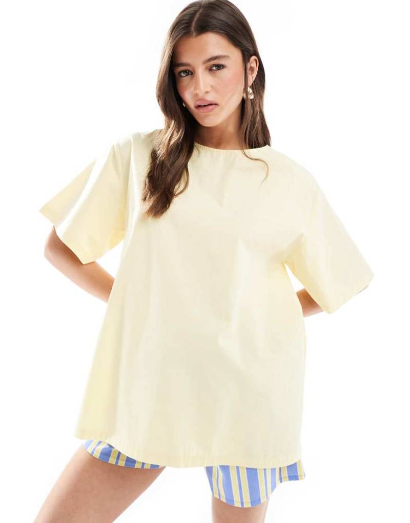 ASOS DESIGN - Trapezförmiges Popeline-T-Shirt in Buttermilchgelb mit gefalteter Rückseite von ASOS DESIGN