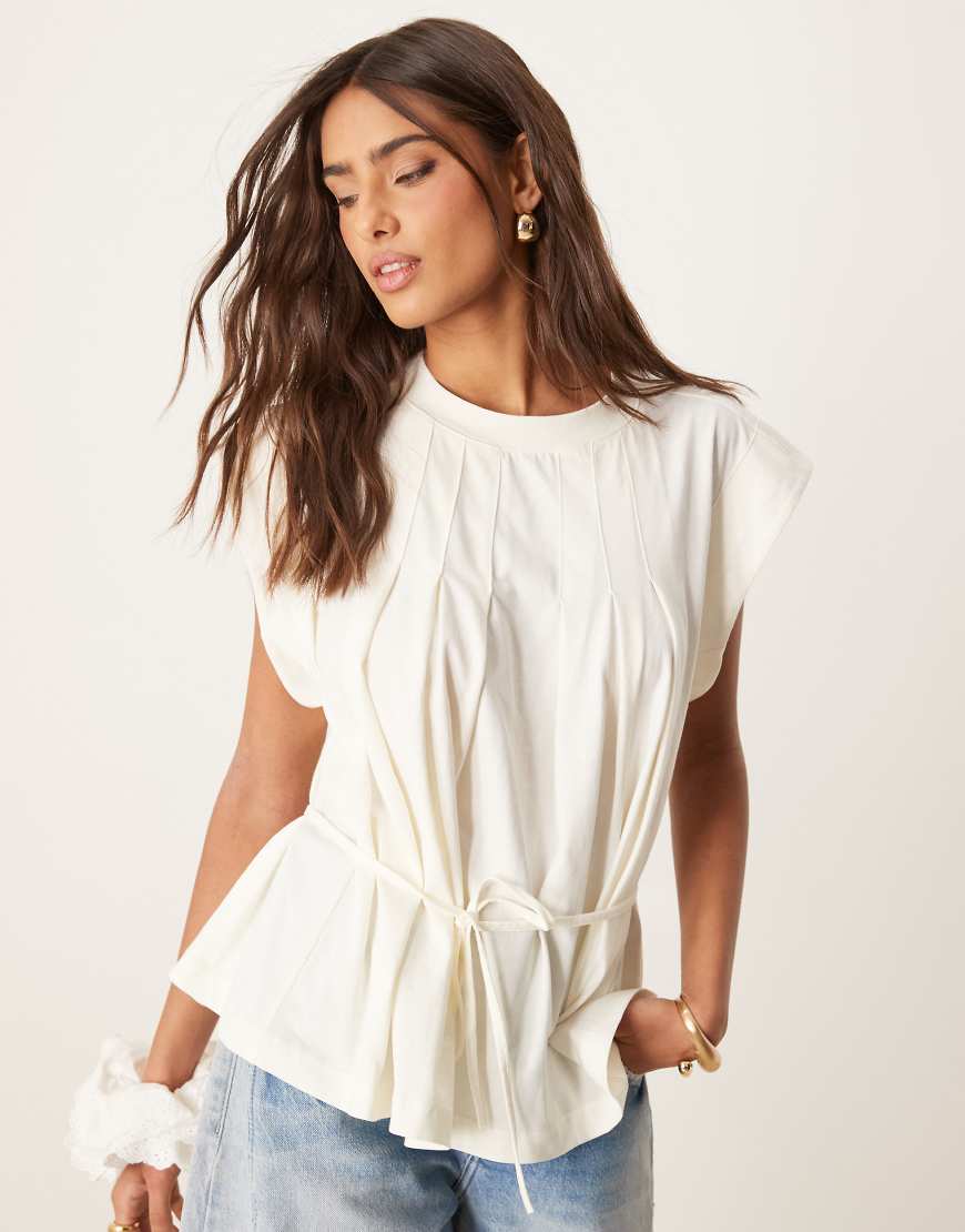 ASOS DESIGN - Trapezförmiges T-Shirt in Cremeweiß mit Bindegürtel ASOS DESIGN - Trapezförmiges T-Shirt in Cremeweiß mit Bindegürtel von ASOS DESIGN