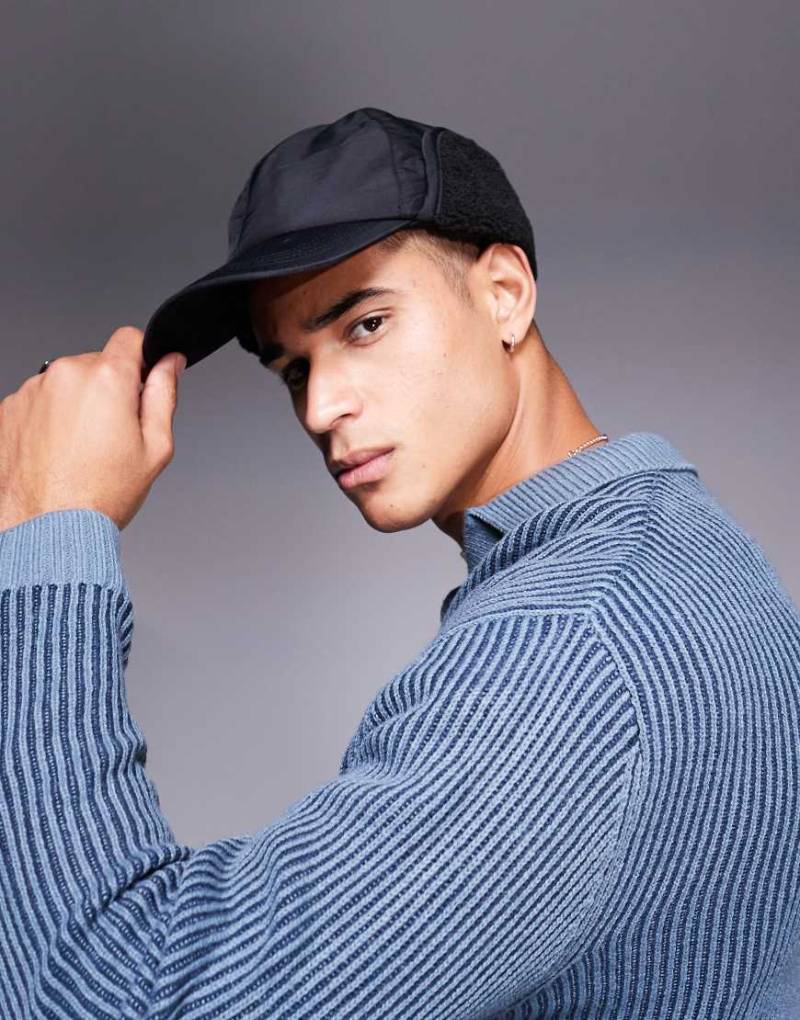 ASOS DESIGN - Trappermütze aus Nylon in Schwarz mit Teddyfleece von ASOS DESIGN
