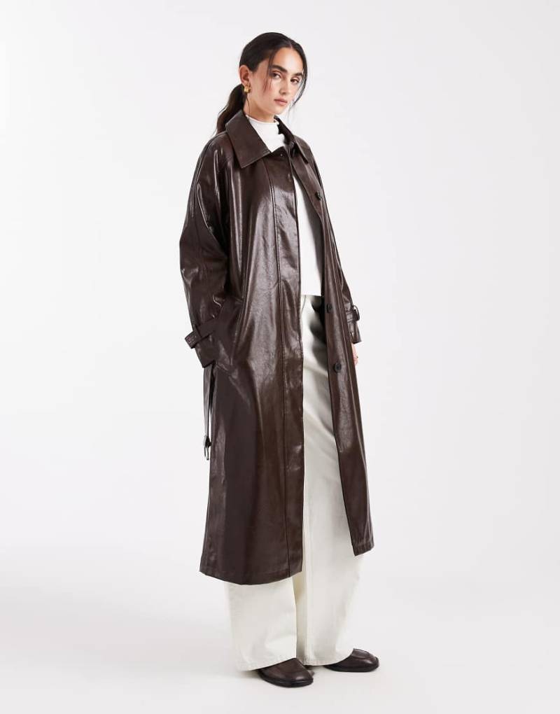 ASOS DESIGN - Trenchcoat aus Vinyl in Schokobraun mit Kragen-Brown von ASOS DESIGN