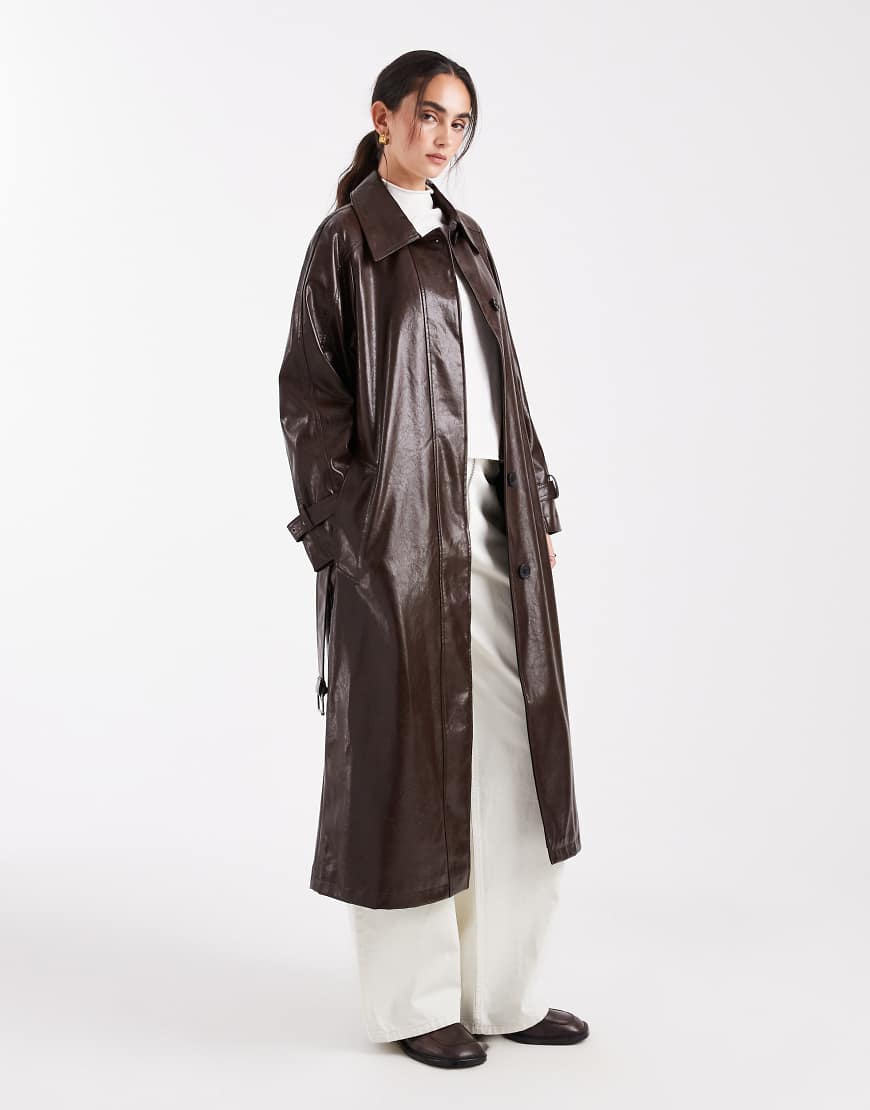 ASOS DESIGN - Trenchcoat aus Vinyl in Schokobraun mit Kragen-Brown von ASOS DESIGN