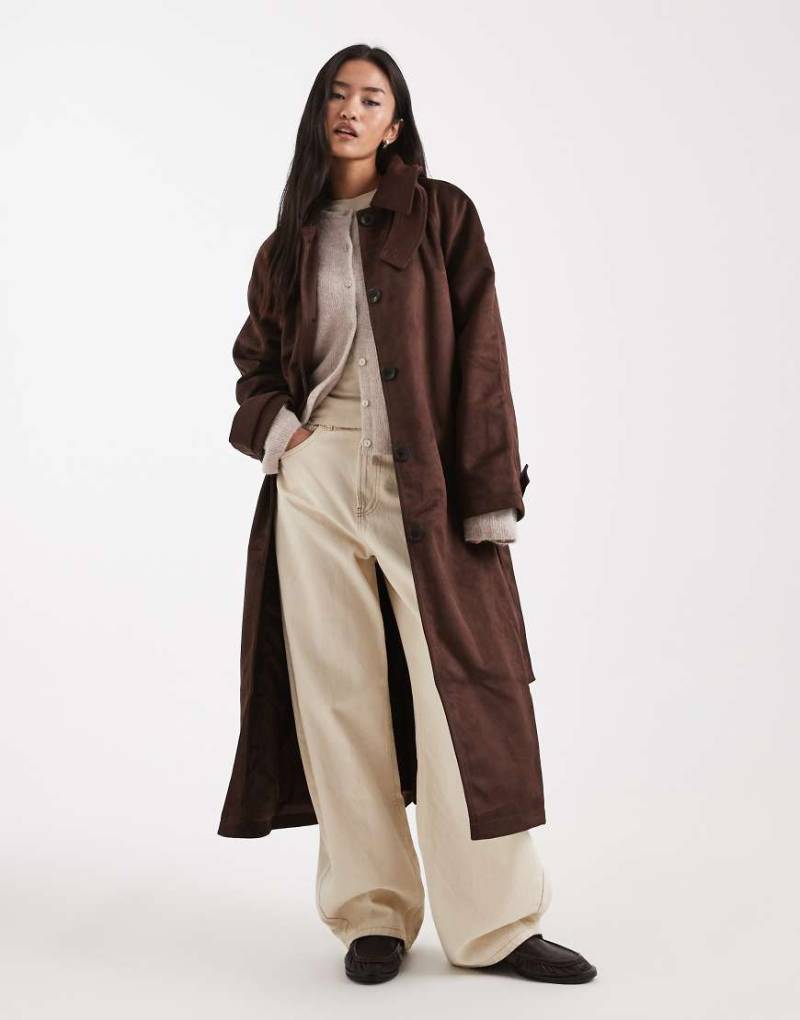 ASOS DESIGN - Trenchcoat aus Wildlederimitat in Schokobraun mit Stehkragen-Brown von ASOS DESIGN
