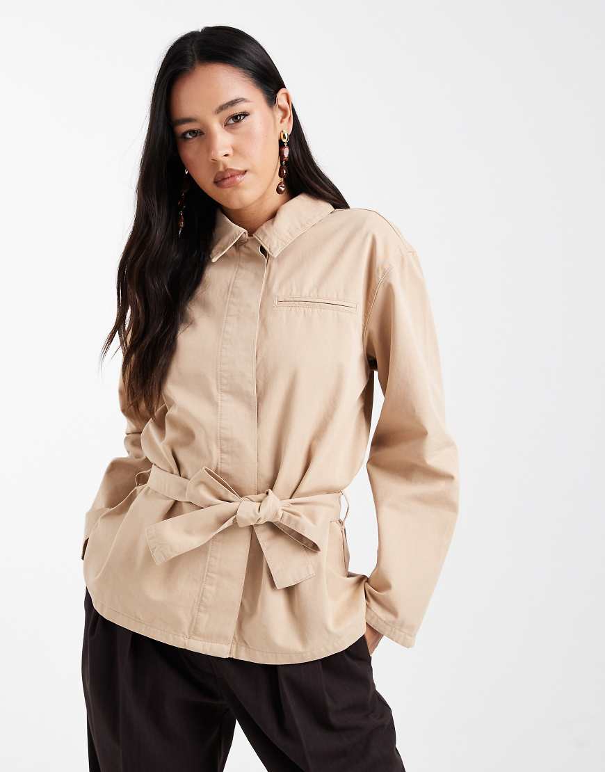 ASOS DESIGN - Trenchcoat in Steinbeige mit tiefem Bund, übergroßem Kragen und tiefer Taille-Neutral von ASOS DESIGN