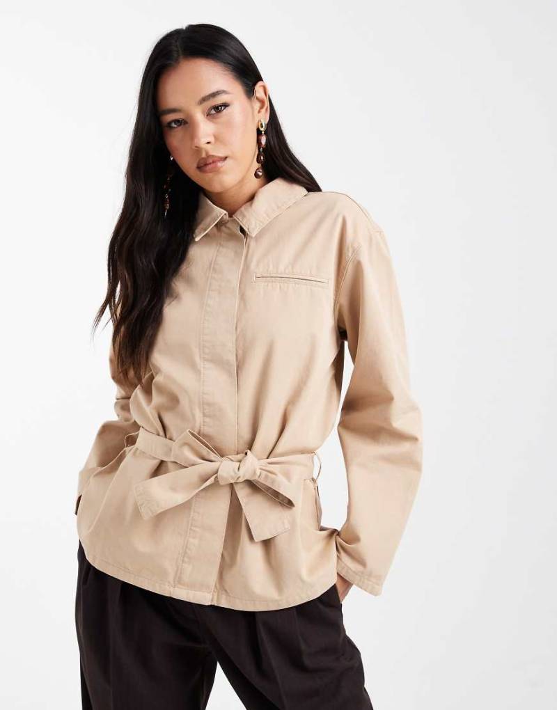 ASOS DESIGN - Trenchcoat in Steinbeige mit tiefem Bund, übergroßem Kragen und tiefer Taille-Neutral von ASOS DESIGN