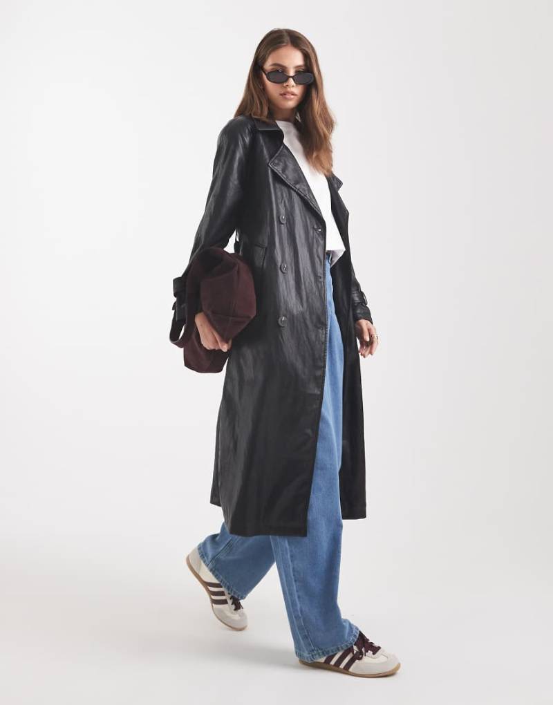 ASOS DESIGN - Trenchcoat in schwarzer Lederoptik von ASOS DESIGN