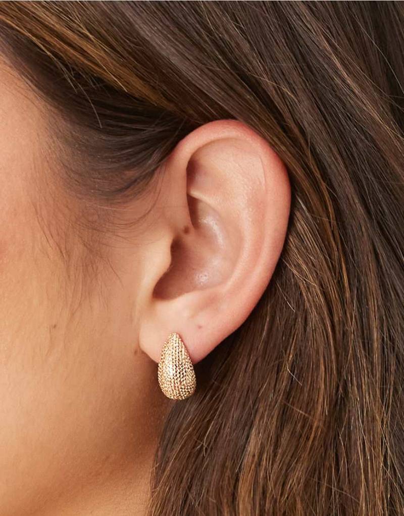 ASOS DESIGN - Tropfen-Ohrstecker in Gold-Optik mit Mini-Noppen-Struktur-Goldfarben von ASOS DESIGN