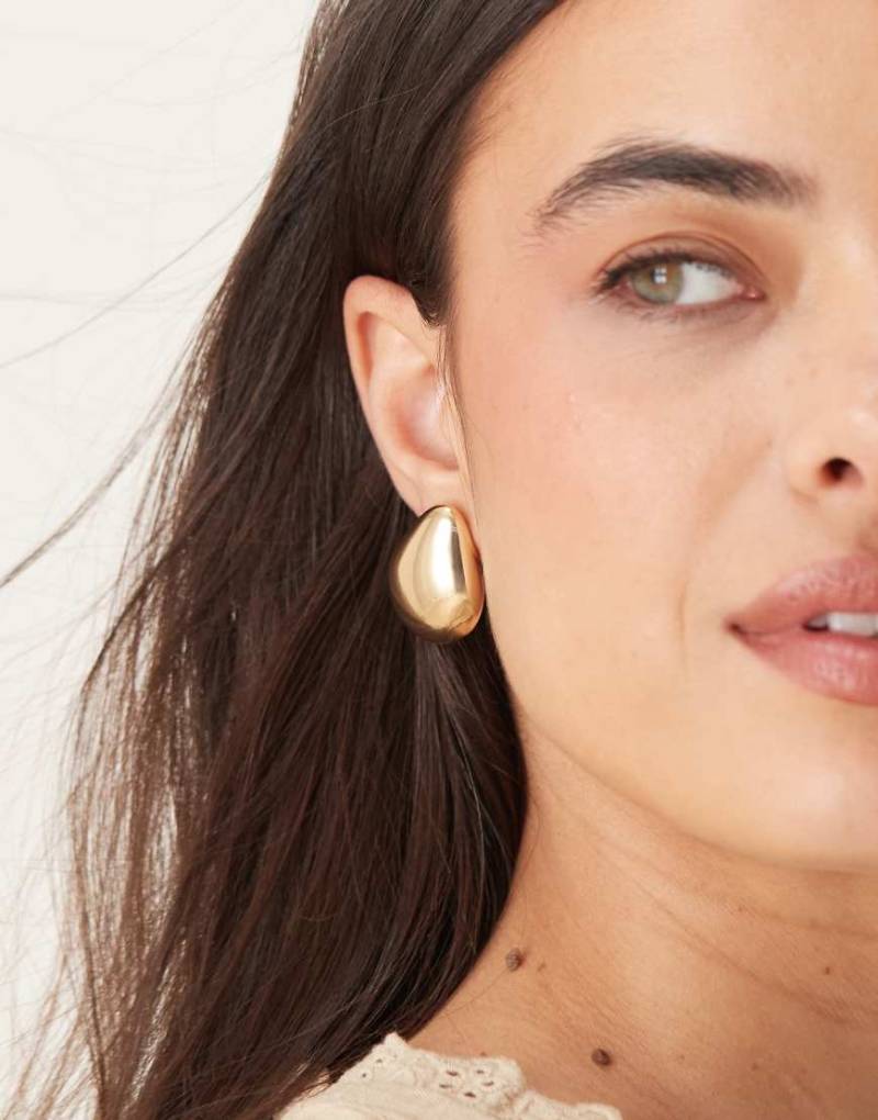 ASOS DESIGN - Tropfenförmige Ohrstecker in Goldoptik-Goldfarben von ASOS DESIGN