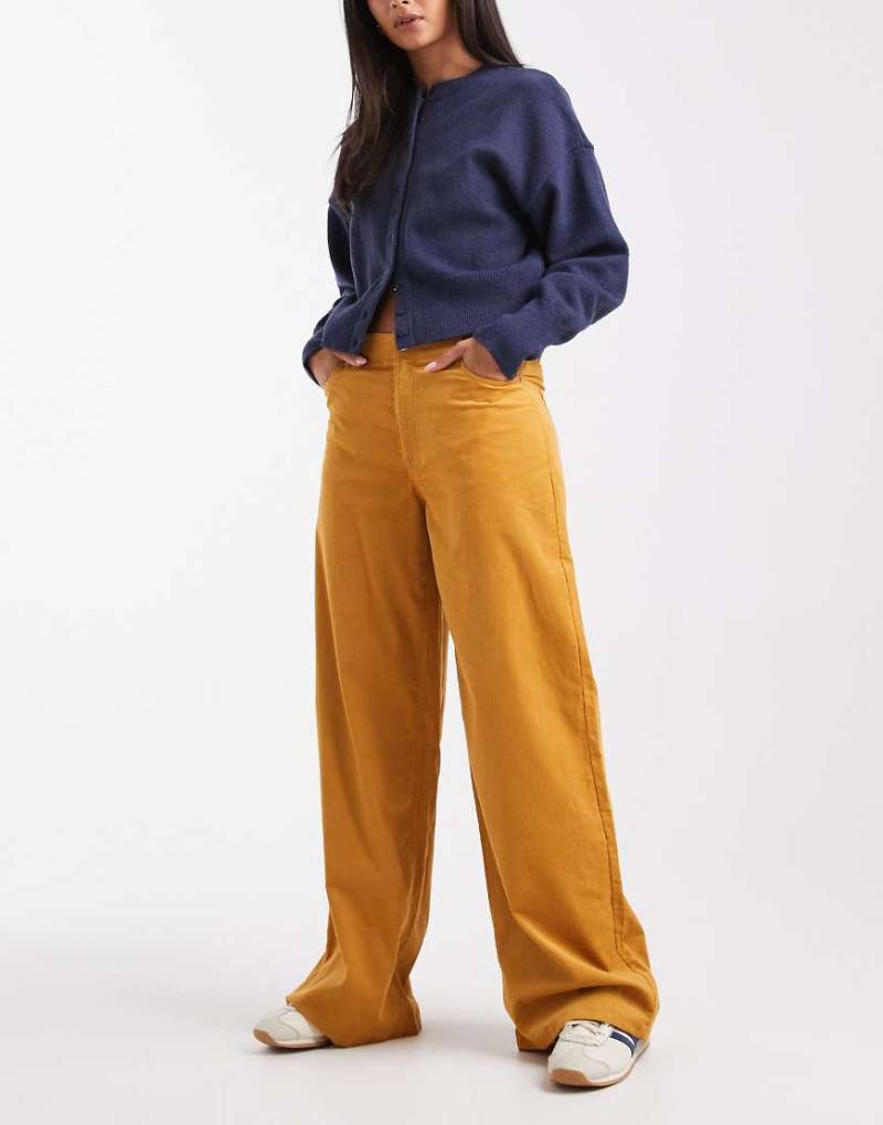 ASOS DESIGN - Trucker-Hose aus Cord in Senfgelb mit weitem Bein ASOS DESIGN - Trucker-Hose aus Cord in Senfgelb mit weitem Bein von ASOS DESIGN
