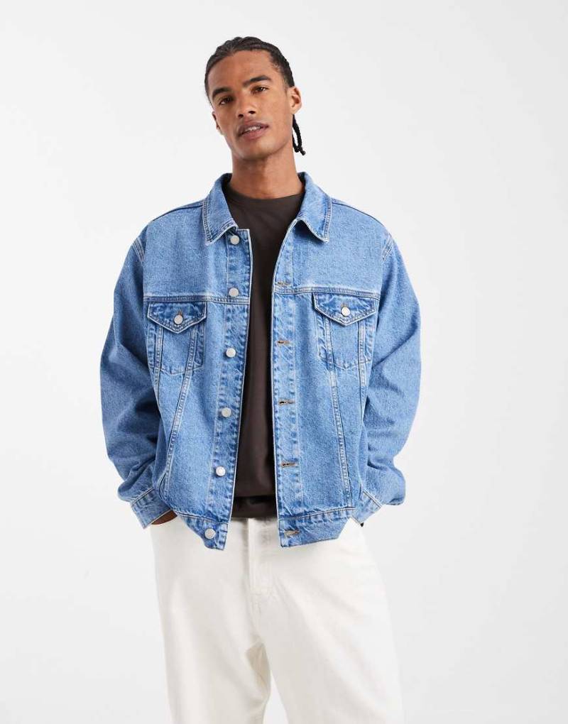 ASOS DESIGN - Trucker-Jacke aus Denim in verwaschenem Mittelblau von ASOS DESIGN
