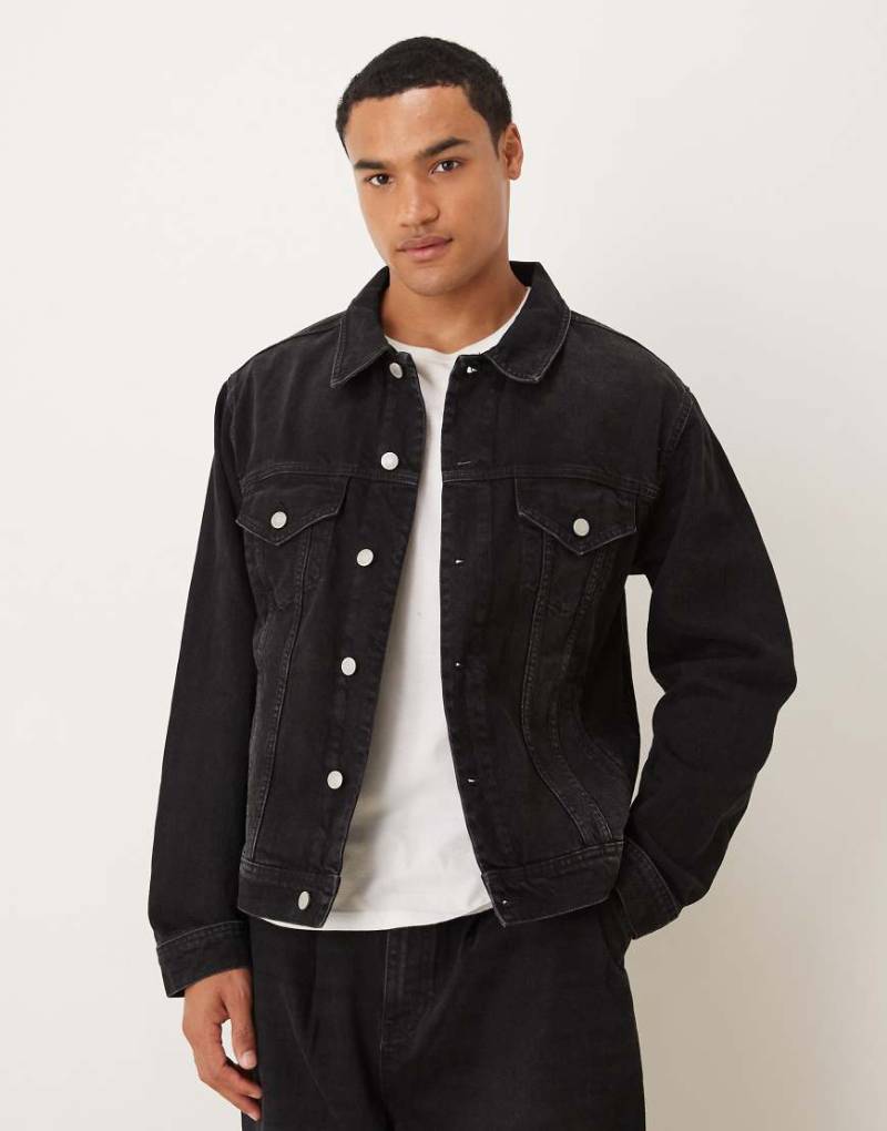 ASOS DESIGN - Trucker-Jeansjacke in Schwarz, Kombiteil-Brown von ASOS DESIGN