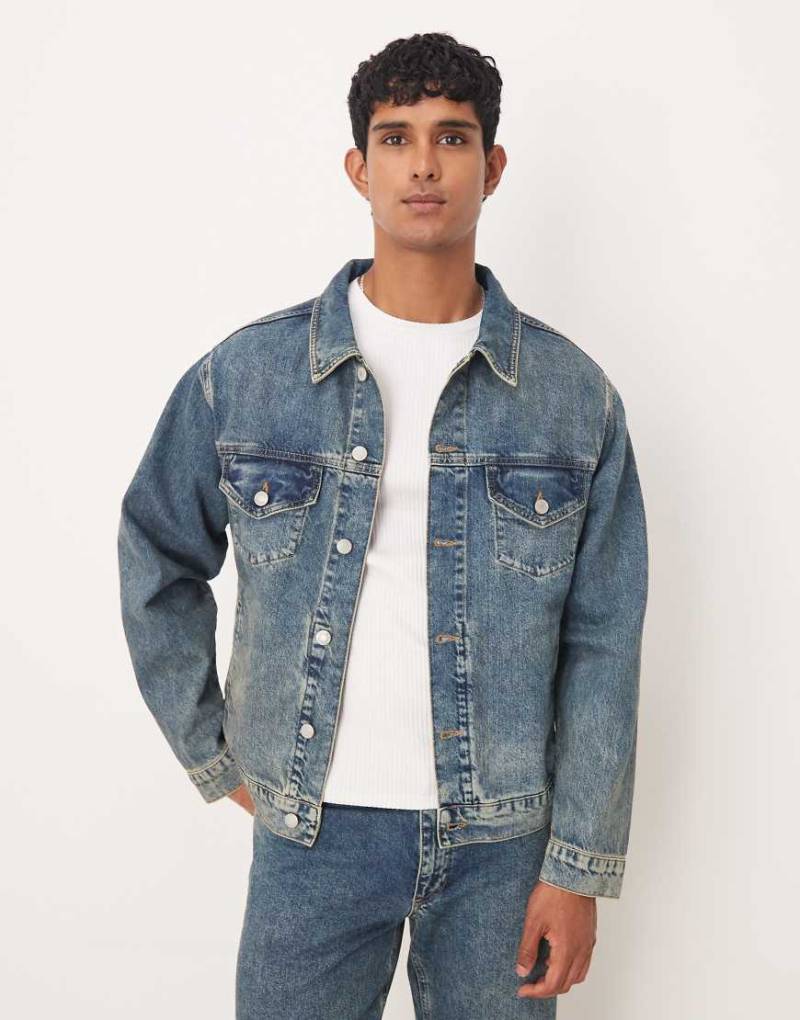 ASOS DESIGN - Trucker-Jeansjacke in mittelblauer Waschung mit Gelbstich, Kombiteil von ASOS DESIGN