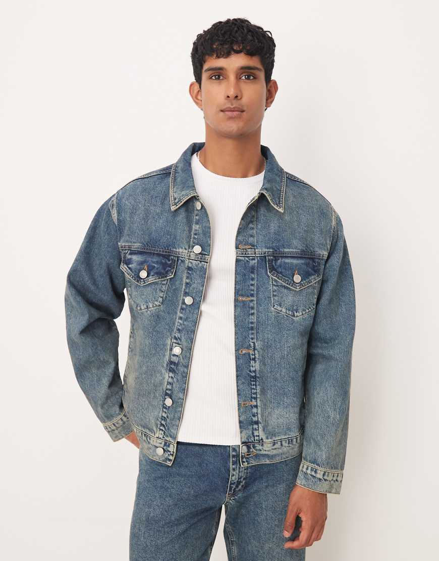 ASOS DESIGN - Trucker-Jeansjacke in mittelblauer Waschung mit Gelbstich, Kombiteil von ASOS DESIGN