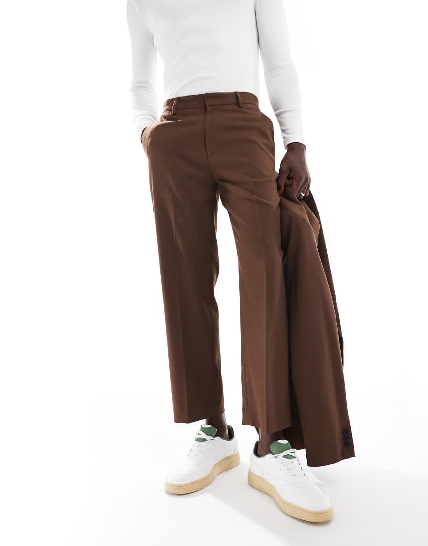 ASOS DESIGN - Twill-Anzughose in Braun mit verkürztem, geradem Schnitt von ASOS DESIGN