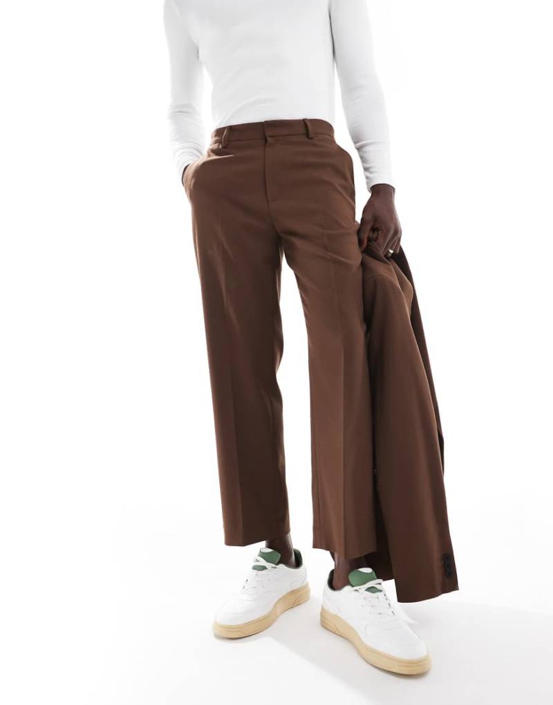 ASOS DESIGN - Twill-Anzughose in Braun mit verkürztem, geradem Schnitt von ASOS DESIGN