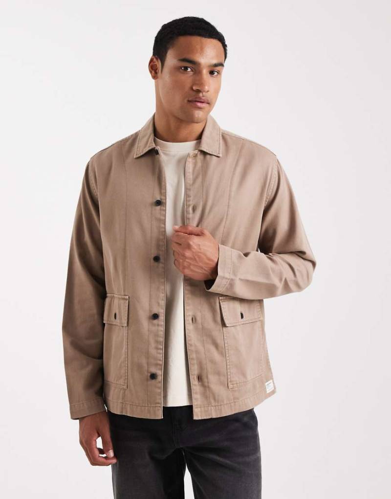 ASOS DESIGN - Twill-Hemdjacke in Braun mit Aufnäher-Detail-Brown von ASOS DESIGN