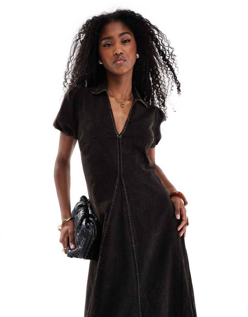 ASOS DESIGN - Twill-Maxikleid in schwarzer Acid-Waschung mit V-Ausschnitt, Kragen und Puffärmeln von ASOS DESIGN