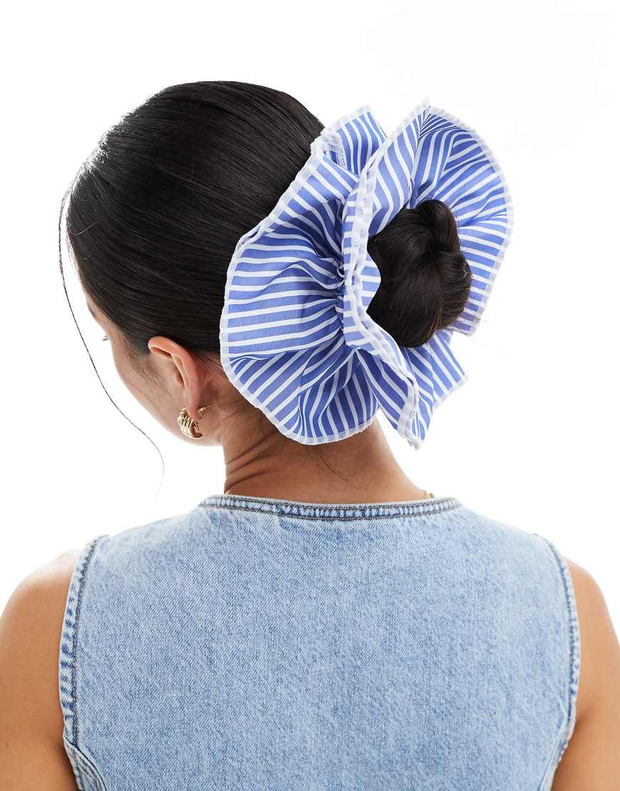 ASOS DESIGN - Überdimensionaler Scrunchie-Haargummi mit blauem Streifenmuster ASOS DESIGN - Überdimensionaler Scrunchie-Haargummi mit blauem Streifenmuster von ASOS DESIGN