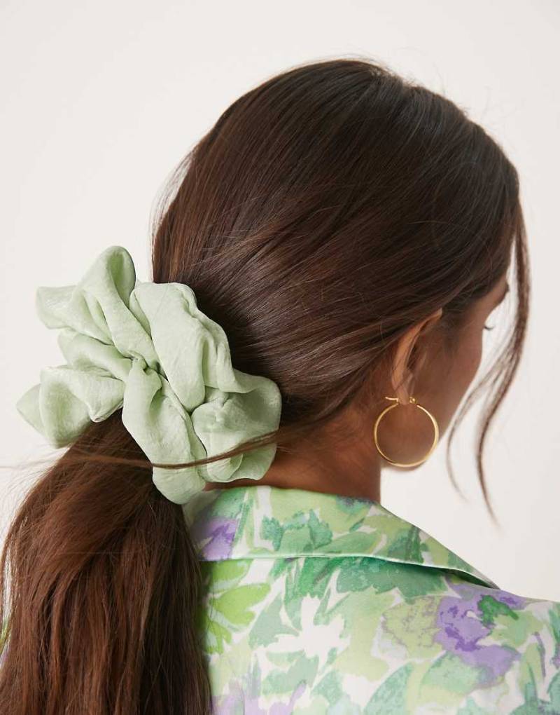 ASOS DESIGN - Übergroßes Scrunchie-Haargummi aus strukturiertem Satin in Salbeigrün von ASOS DESIGN