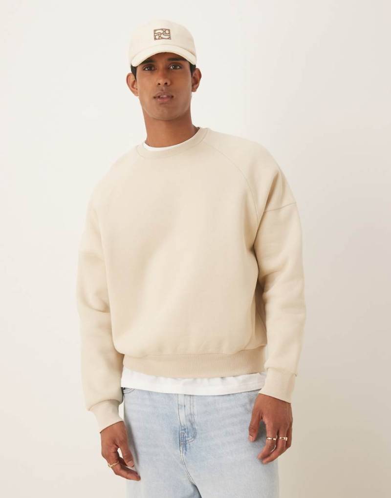 ASOS DESIGN - Locker geschnittenes, kastiges Sweatshirt in Beige-Neutral von ASOS DESIGN
