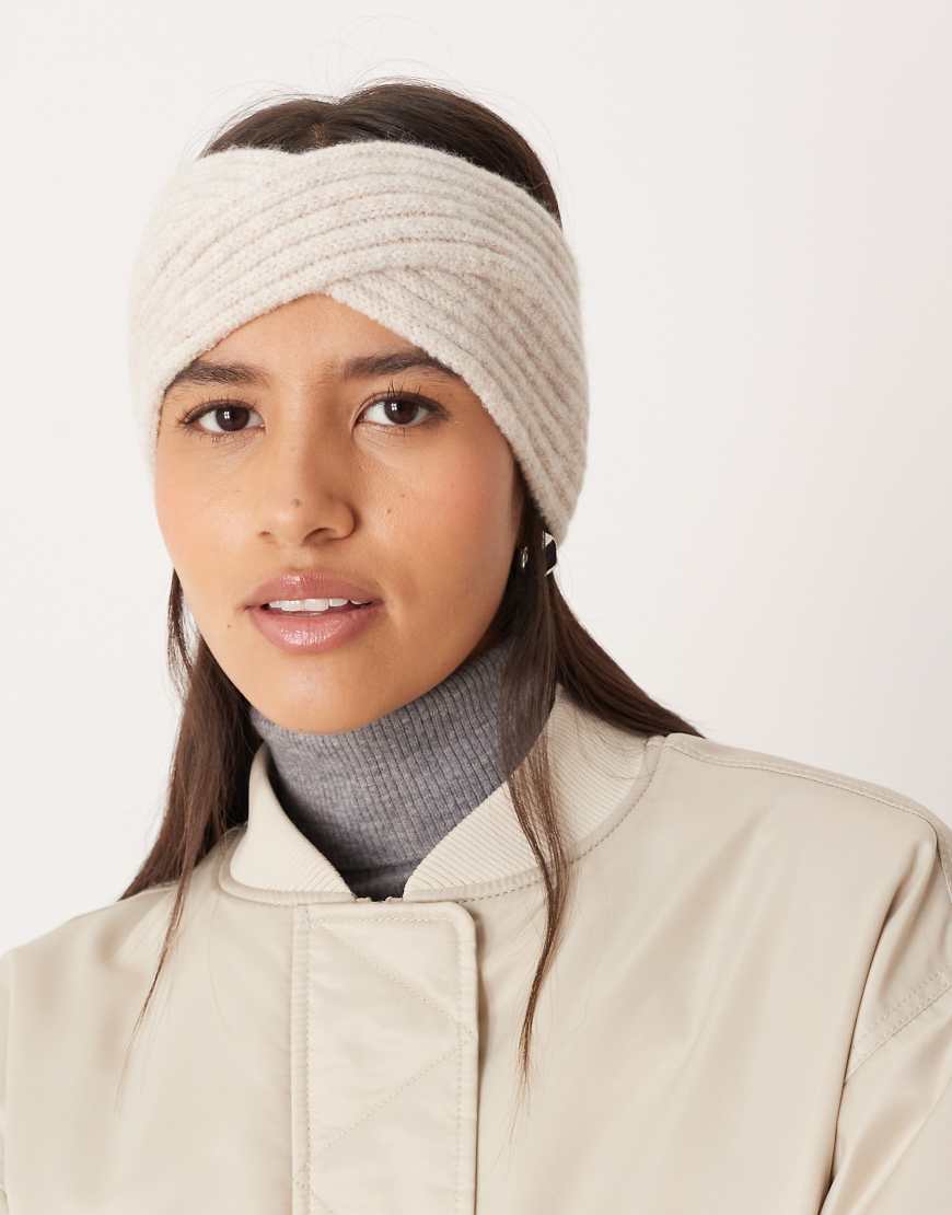 ASOS DESIGN - Überkreuztes Stirnband aus Strick in Nerzbraun-Neutral ASOS DESIGN - Überkreuztes Stirnband aus Strick in Nerzbraun-Neutral von ASOS DESIGN