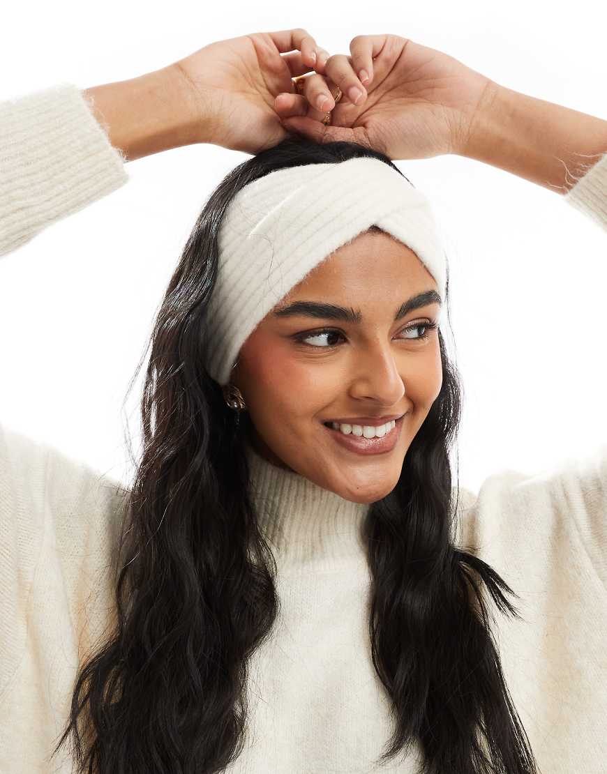 ASOS DESIGN - Überkreuztes Strick-Stirnband in Creme-Neutral ASOS DESIGN - Überkreuztes Strick-Stirnband in Creme-Neutral von ASOS DESIGN