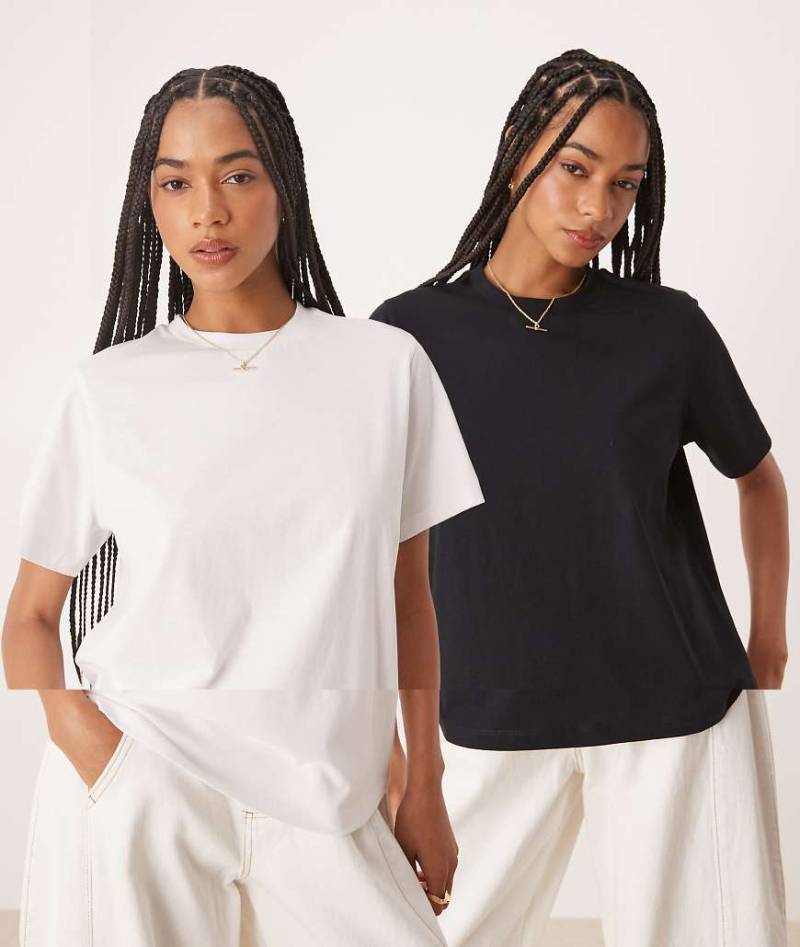 ASOS DESIGN - 2er-Pack T-Shirts in Schwarz und Weiß mit regulärer Passform und Rundhalsausschnitt von ASOS DESIGN