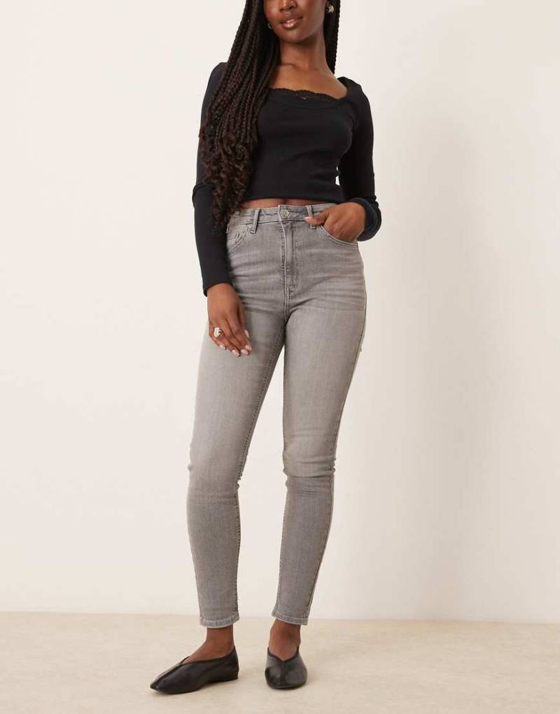 ASOS DESIGN - Ultimate - Eng geschnittene Jeans in Grau von ASOS DESIGN