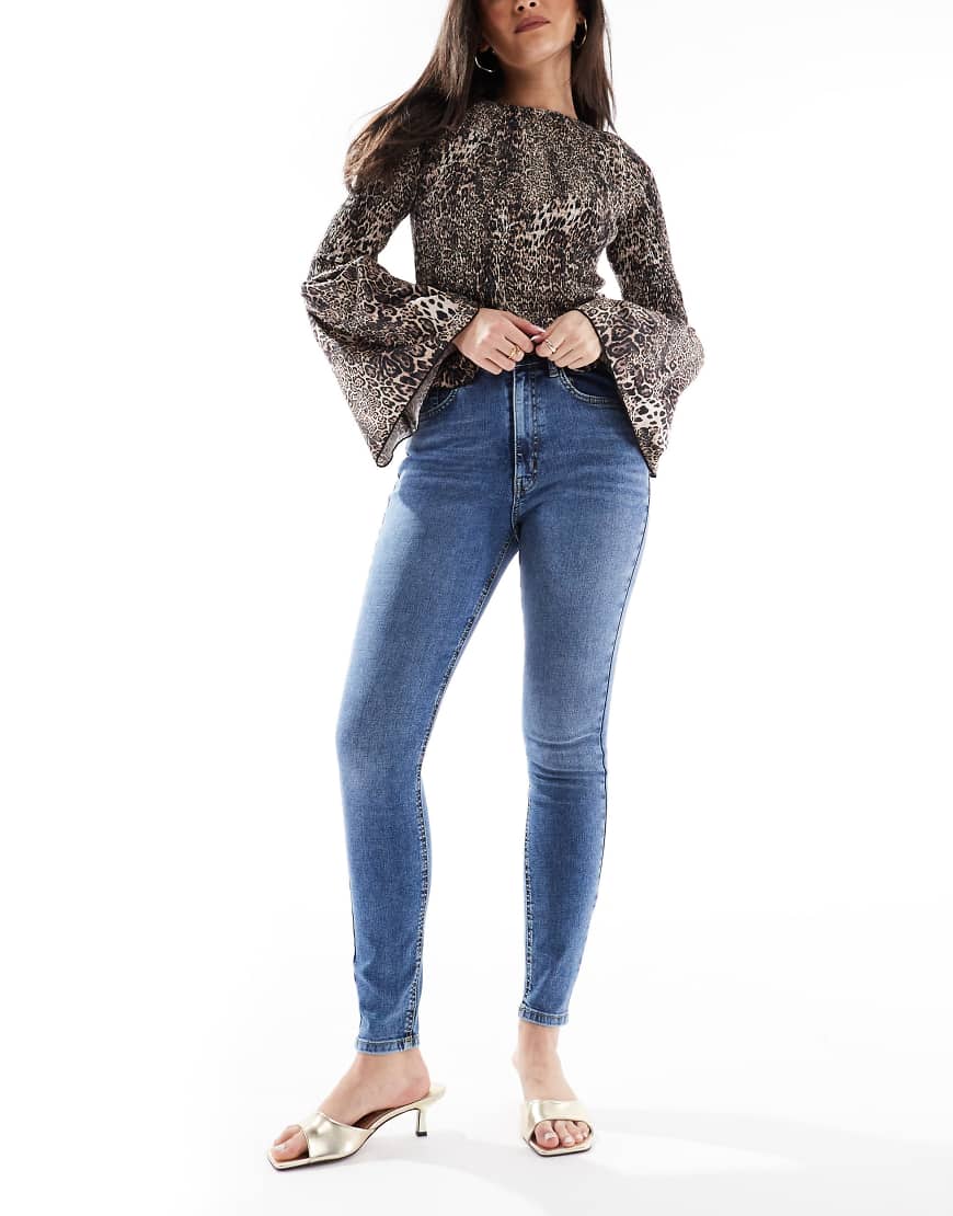 ASOS DESIGN - Ultimate - Eng geschnittene Jeans in Mittelblau ASOS DESIGN - Ultimate - Eng geschnittene Jeans in Mittelblau von ASOS DESIGN
