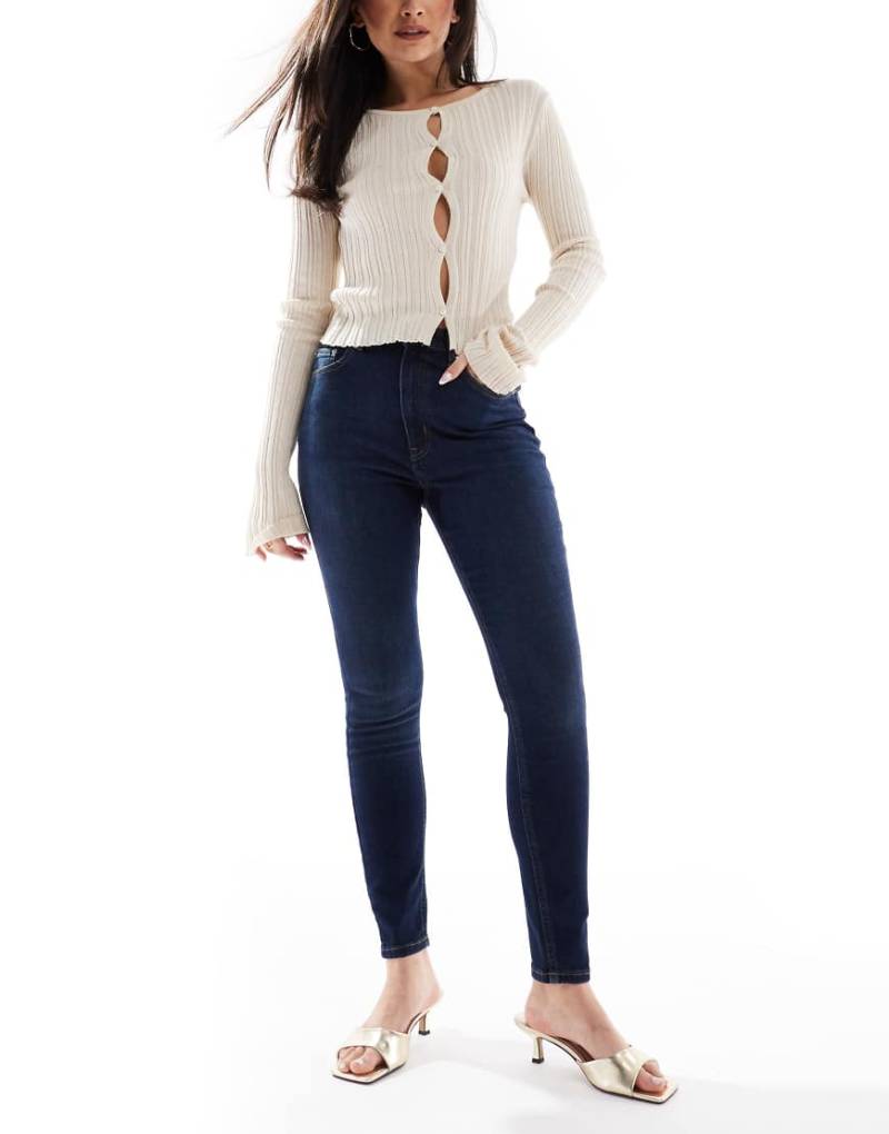 ASOS DESIGN - Ultimate - Eng geschnittene Jeans in dunklem Mittelblau von ASOS DESIGN