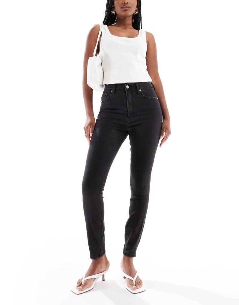 ASOS DESIGN - Ultimate - Enge Jeans in verwaschenem Schwarz von ASOS DESIGN