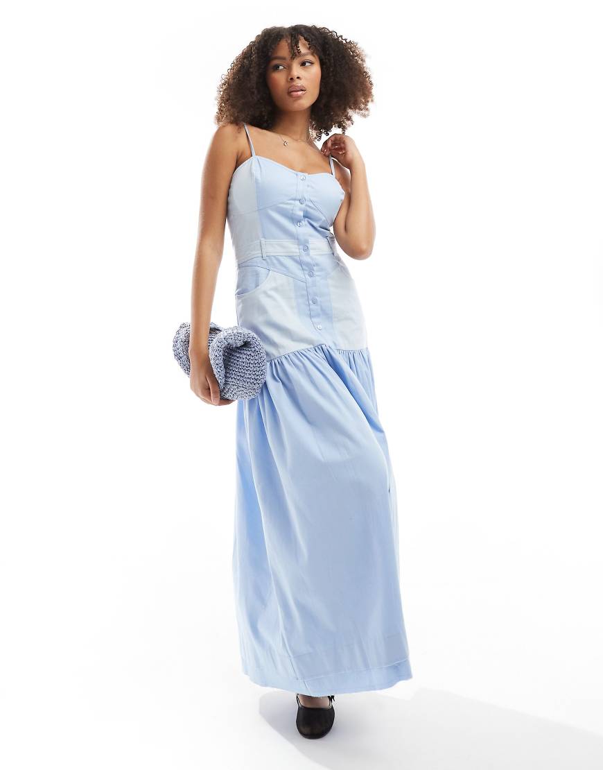 ASOS DESIGN - Ultimate - Stufen-Maxikleid in Blau mit Bahnendesign im Denim-Look ASOS DESIGN - Ultimate - Stufen-Maxikleid in Blau mit Bahnendesign im Denim-Look von ASOS DESIGN