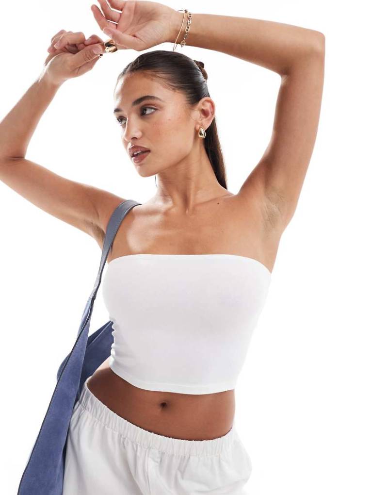 ASOS DESIGN - Ultimate - Trägerloses Oberteil mit kurzem Schnitt aus Baumwolle in Weiß - WHITE von ASOS DESIGN
