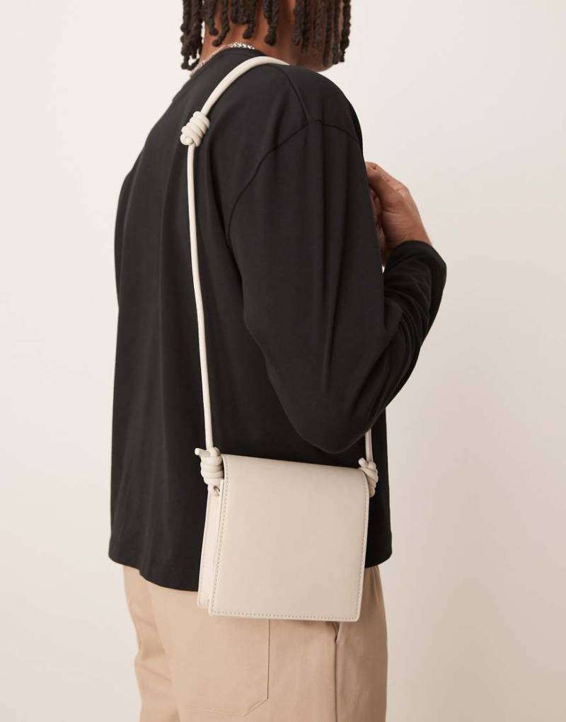 ASOS DESIGN - Umhängetasche aus Kunstleder in Ecru mit verziertem Riemen-Neutral von ASOS DESIGN