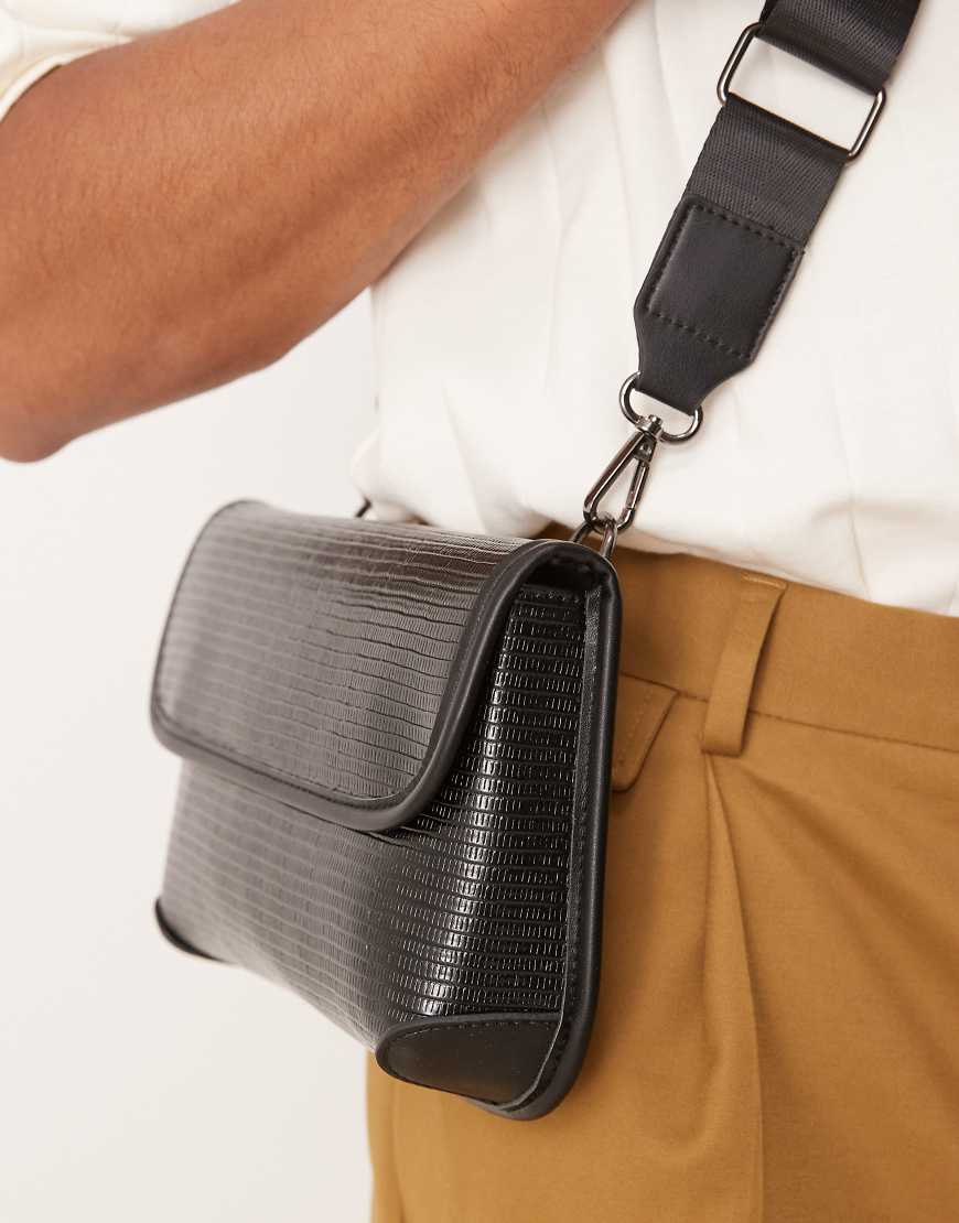 ASOS DESIGN - Umhängetasche aus Kunstleder mit Reptilienmuster in Schwarz ASOS DESIGN - Umhängetasche aus Kunstleder mit Reptilienmuster in Schwarz von ASOS DESIGN