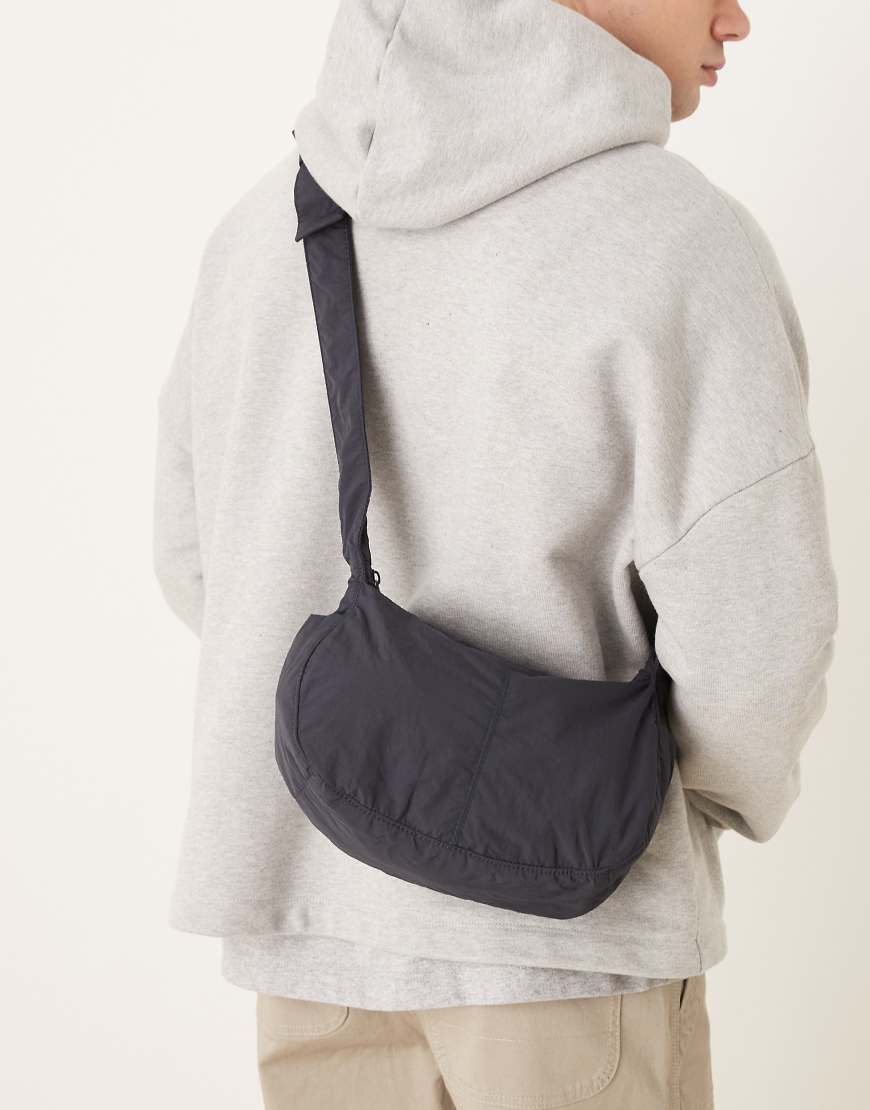 ASOS DESIGN - Umhängetasche aus Nylon in Marineblau von ASOS DESIGN