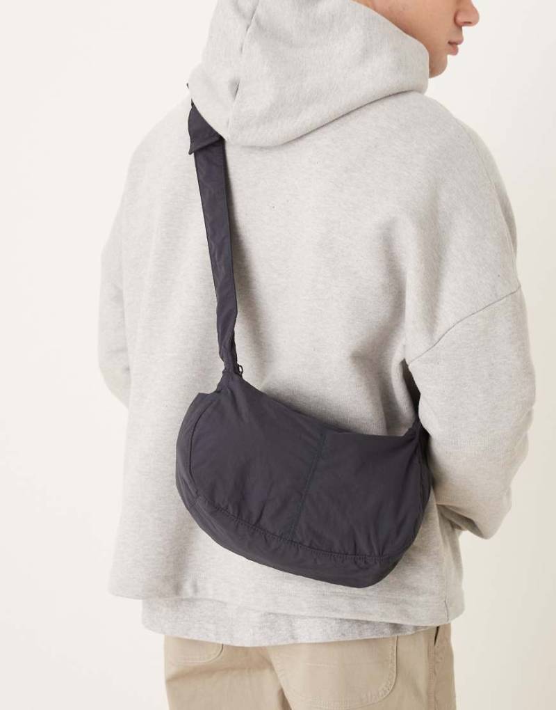 ASOS DESIGN - Umhängetasche aus Nylon in Marineblau von ASOS DESIGN