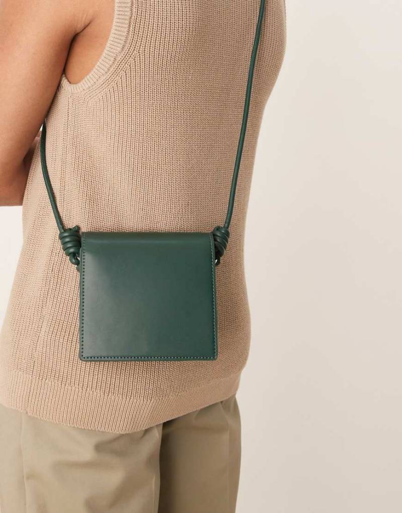 ASOS DESIGN - Umhängetasche aus grünem Kunstleder mit Verzierung am Riemen von ASOS DESIGN