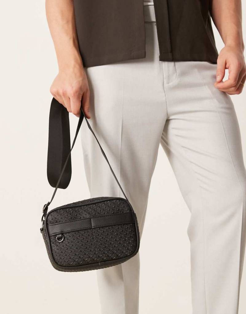 ASOS DESIGN - Umhängetasche aus schwarzem Kunstleder mit Monogramm-Detail von ASOS DESIGN