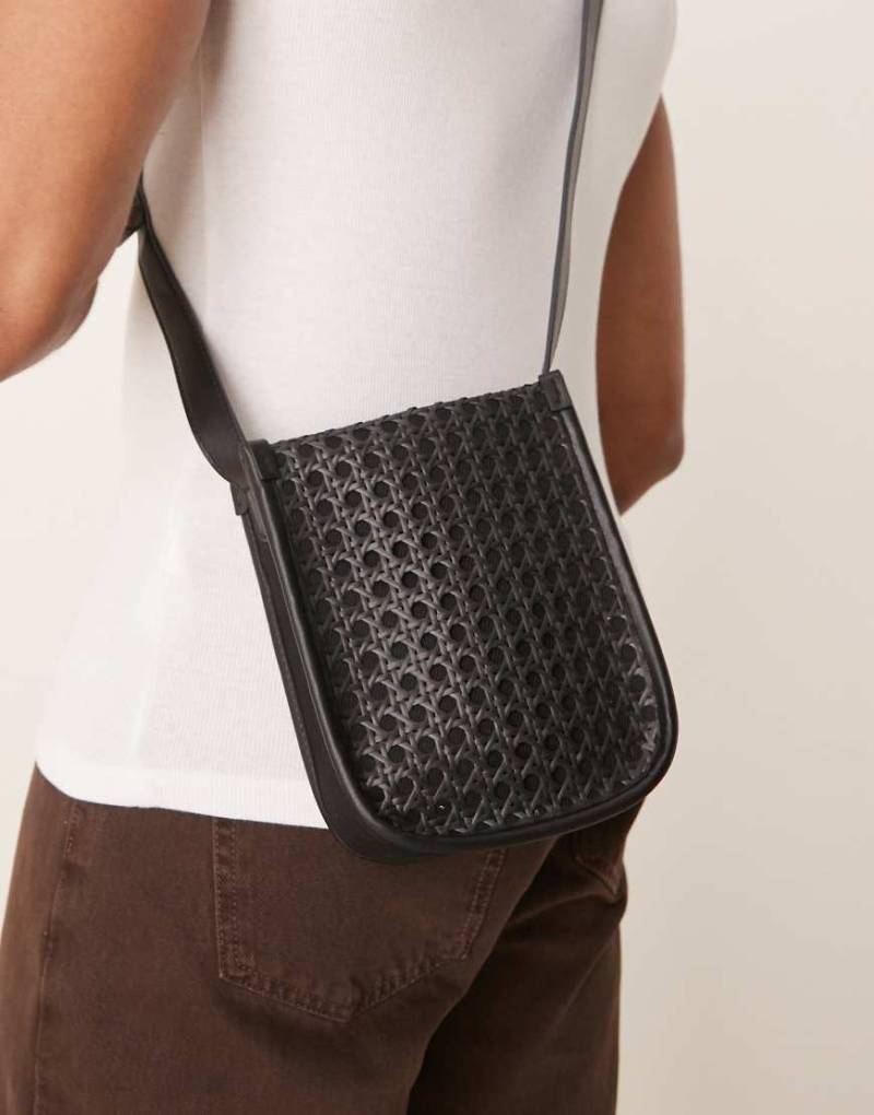 ASOS DESIGN - Umhängetasche aus schwarzem Kunstleder mit Rattan-Design aus Stroh-Grün von ASOS DESIGN