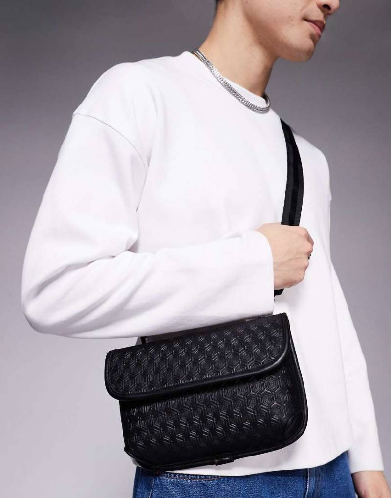 ASOS DESIGN - Umhängetasche aus schwarzem Kunstleder mit Monogramm-Muster von ASOS DESIGN