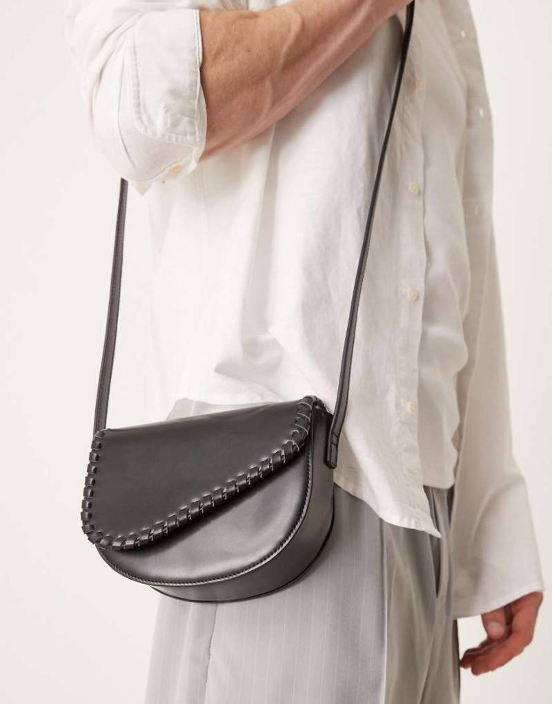 ASOS DESIGN - Umhängetasche aus schwarzem Kunstleder mit Überwendlichstich-Detail von ASOS DESIGN