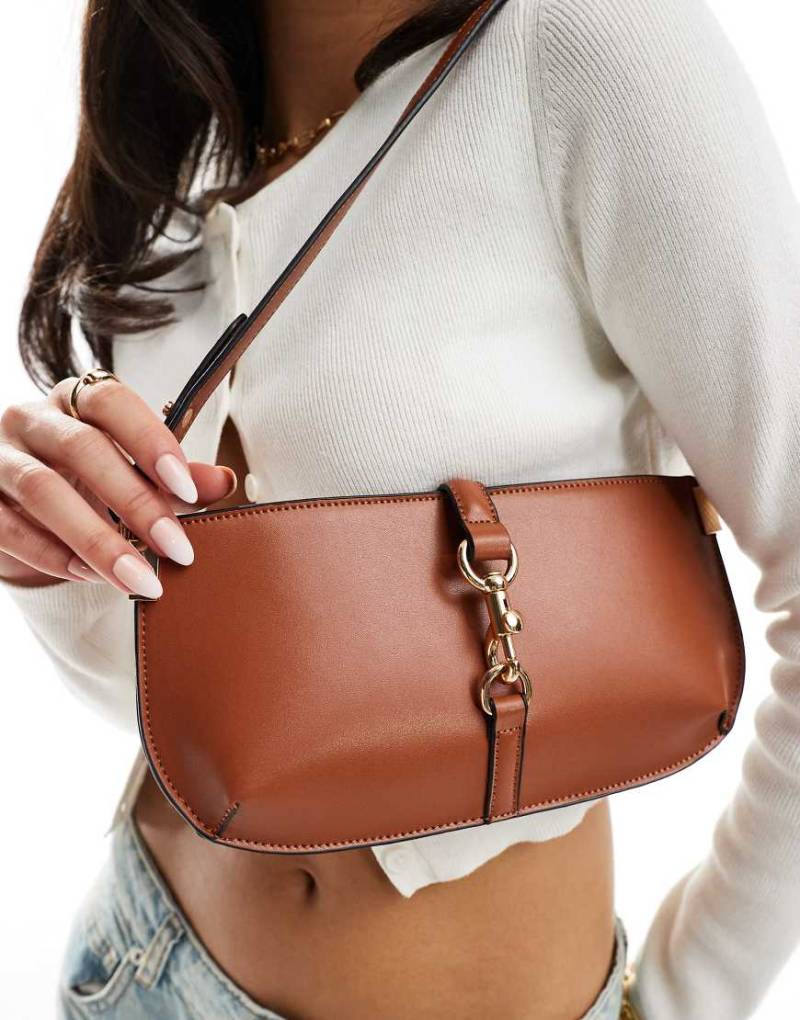 ASOS DESIGN - Umhängetasche mit Metallclip in Hellbraun von ASOS DESIGN