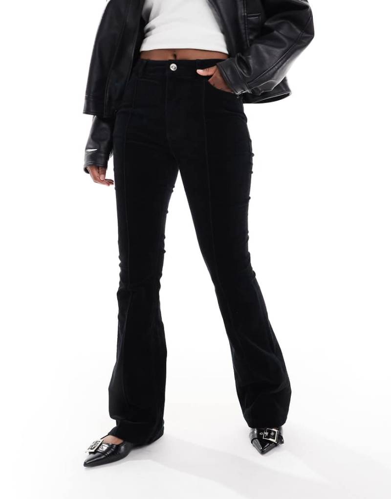 ASOS DESIGN - Uncut - Cord-Schlaghose in Schwarz und Ziernähten von ASOS DESIGN