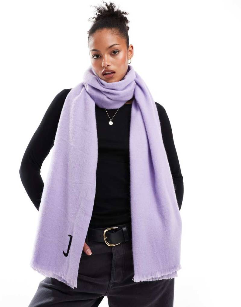 ASOS DESIGN - Ungesäumter Schal in Flieder mit „J"-Initialenmonogramm-Lila von ASOS DESIGN