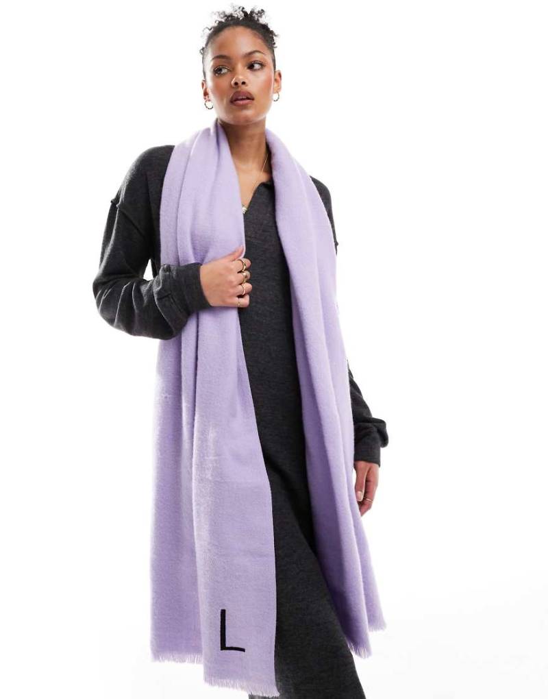 ASOS DESIGN - Ungesäumter Schal in Flieder mit „L"-Initialenmonogramm-Lila von ASOS DESIGN